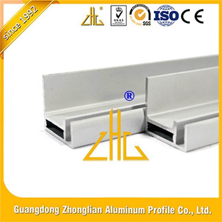 Aluminium extrusion for solar panel mounting frame